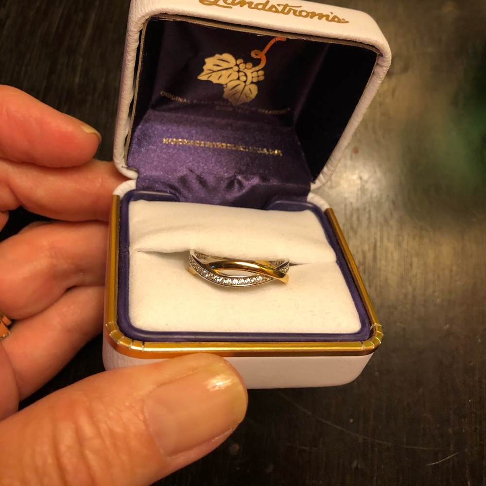 Women’s ring.